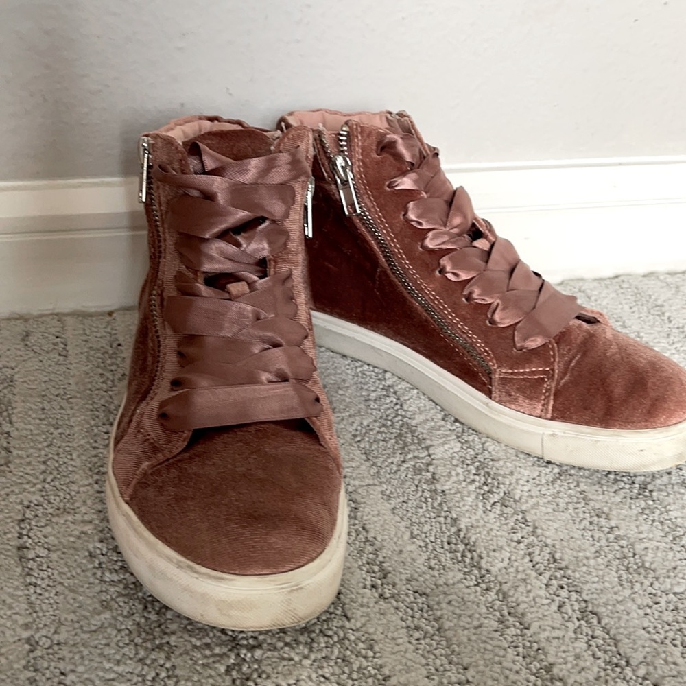 STEVE MADDEN KICKS